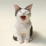 バンナイリョウジさんの小さな木彫りの猫
