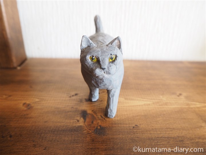 グレーの木彫り猫