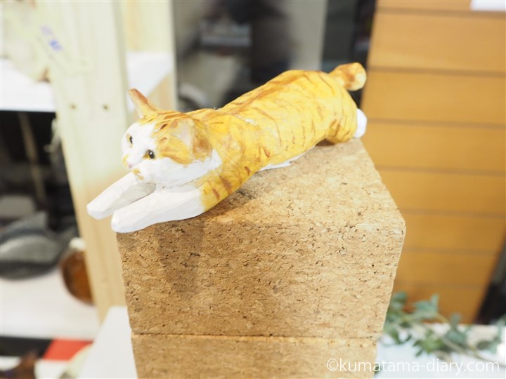 爪とぎ木彫り猫