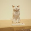 目をつぶる木彫り猫