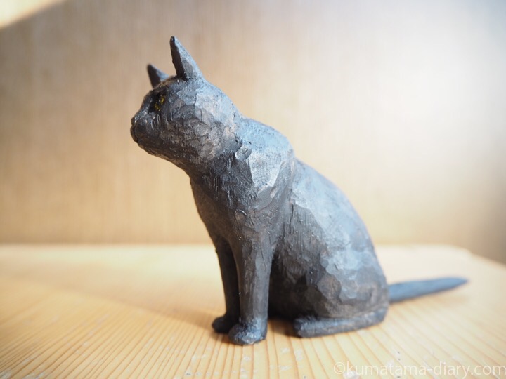 くま黒猫木彫り左