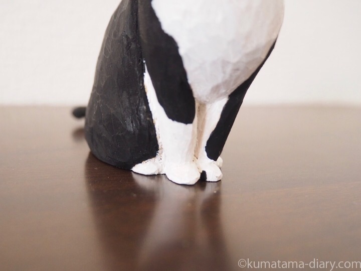 黒白猫さん木彫り足元