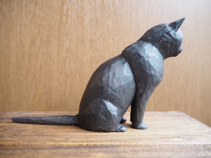 くま黒猫木彫り右