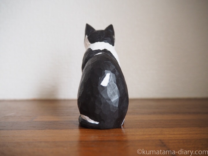 黒白猫木彫り後ろ