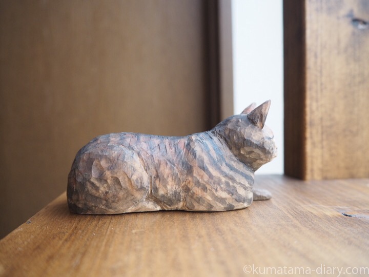 木彫りキジトラ猫さん右