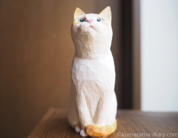 オレンジシャムの木彫り猫