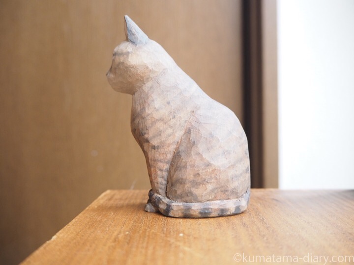 キジトラ猫小春さん木彫り猫左