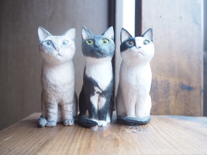 3匹木彫り猫