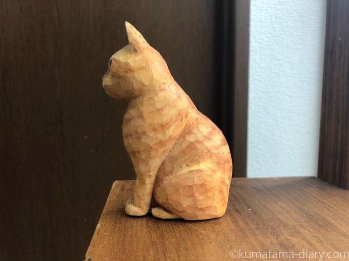 茶トラ木彫り猫左