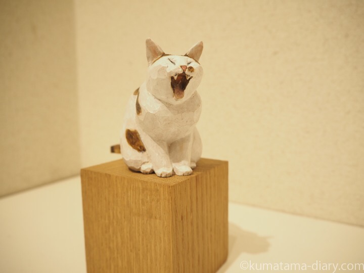 バンナイリョウジ木彫り猫