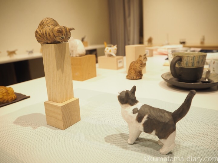 バンナイリョウジ木彫り猫