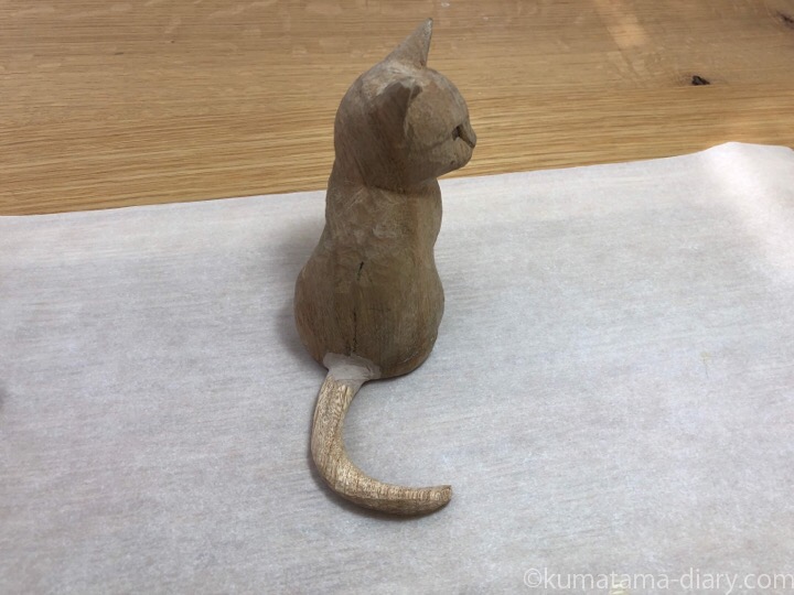 木彫り猫しっぽを接着
