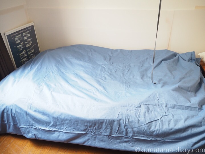 防水シーツをかけたベッド