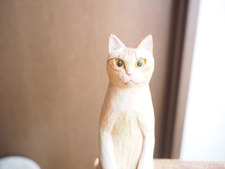 正座する茶トラ猫木彫り猫