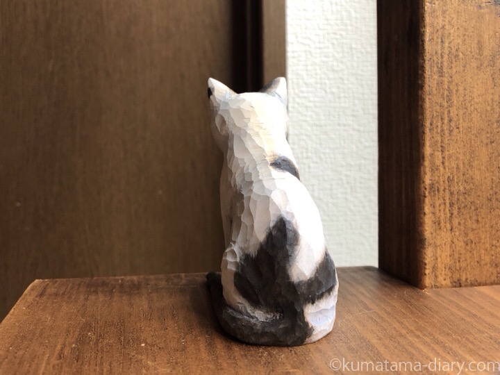 白黒猫木彫り猫後ろ