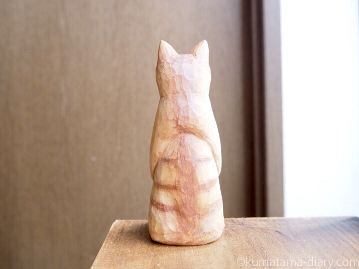 正座する茶トラ猫木彫り猫