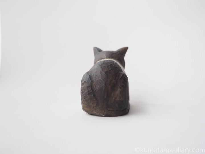 木彫り猫黒白猫香箱座り後ろ