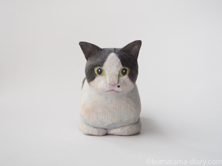 木彫り猫黒白猫香箱座り