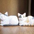 木彫り白黒猫と三毛猫