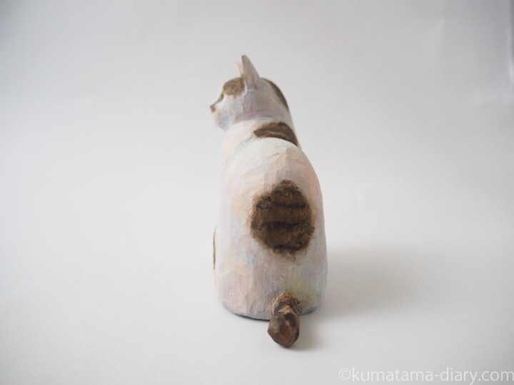 キジトラ白猫の木彫り猫