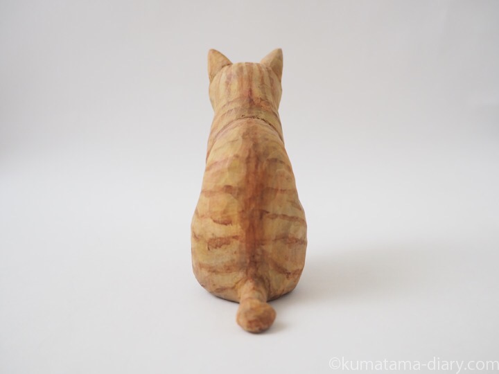 茶トラ猫木彫り猫後ろ