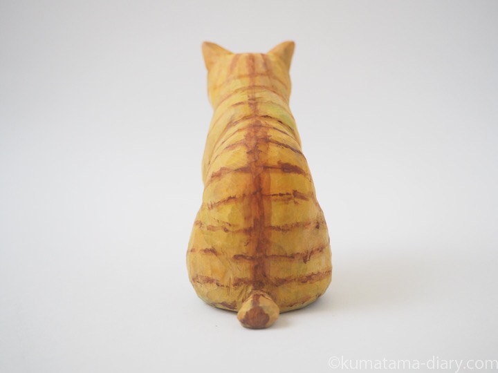 茶トラ白猫木彫り猫後ろ