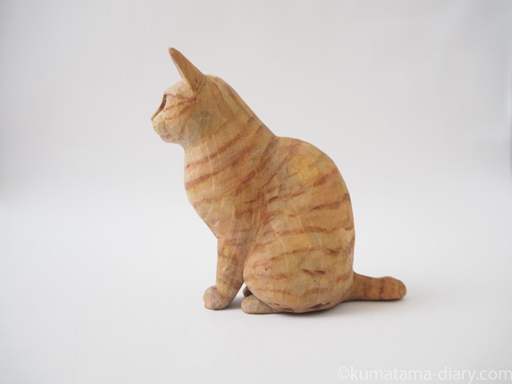 茶トラ猫木彫り猫左