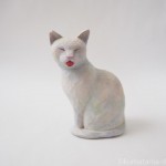 舌を出した白猫さんを木彫りで作りました