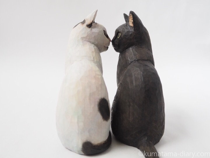 黒猫さんと白黒猫さん木彫り猫