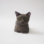 香箱座りの黒猫さんを木彫りで作りました