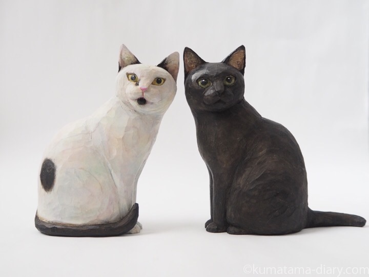 黒猫さんと白黒猫さん木彫り猫