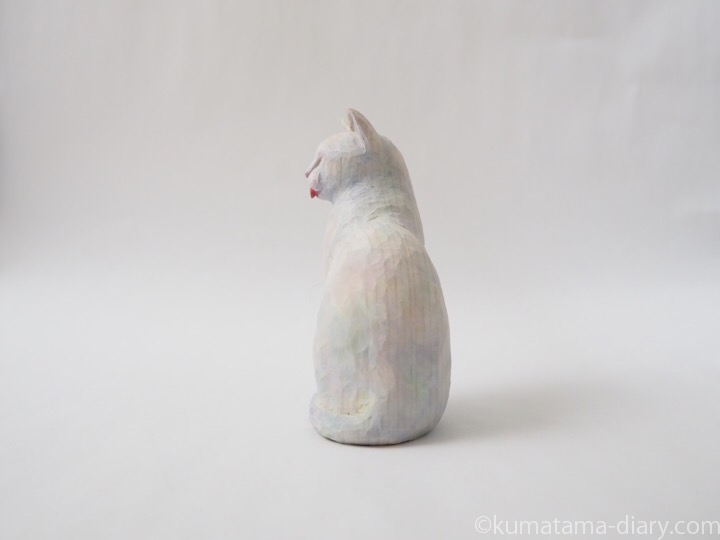 白猫舌出し木彫り猫