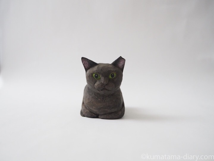 香箱座り黒猫木彫り猫