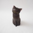 見上げる黒猫木彫り猫
