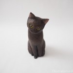 見上げる黒猫さんを木彫りで作りました