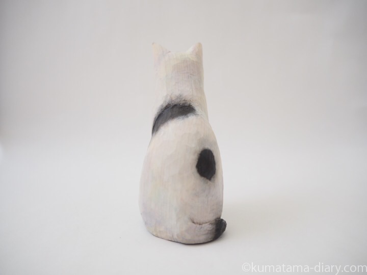 白黒猫さん木彫り猫後ろ