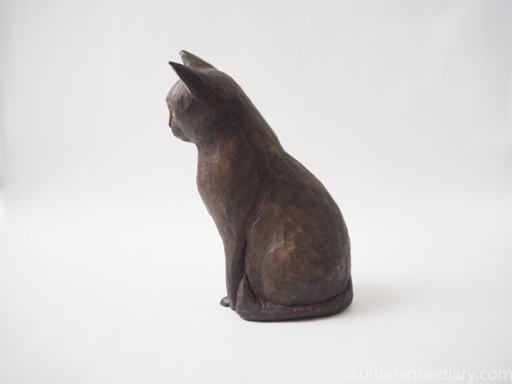 見上げる黒猫木彫り猫左
