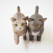 キジトラ猫と黒白猫の木彫り猫