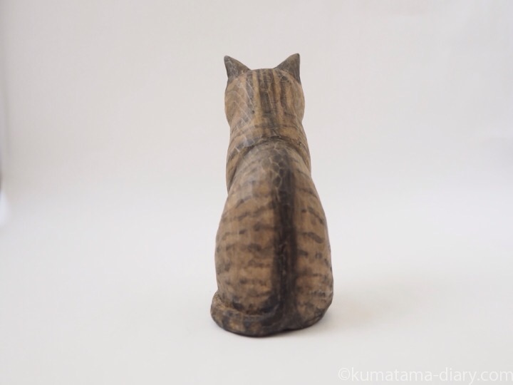 キジトラ猫さん木彫り猫後ろ