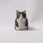 香箱座りのオスの黒白猫さんを木彫りで作りました