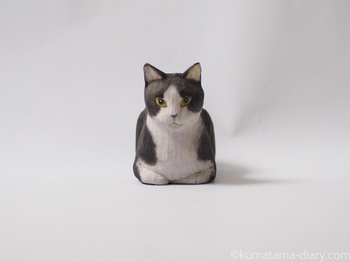香箱黒白猫さん木彫り猫