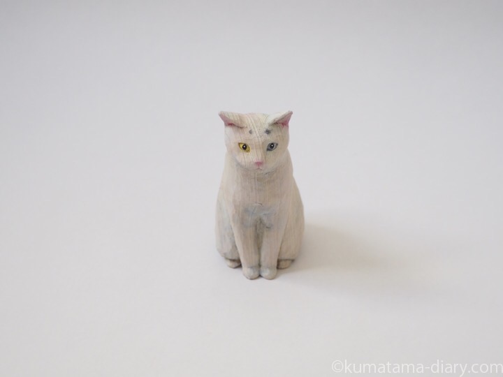 オッドアイ白猫さん木彫り猫