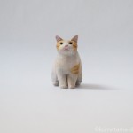 見上げる茶トラ白猫さんを木彫りで作りました
