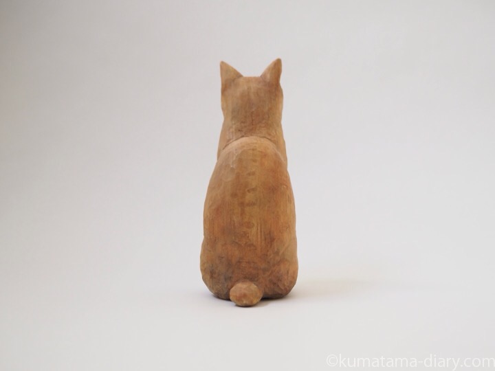 茶トラ猫さんl木彫り猫後ろ後ろ