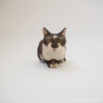 個性的な模様の黒白猫さんを木彫りで作りました