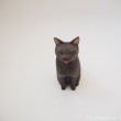 黒猫舌出し木彫り猫