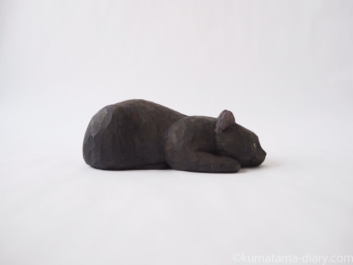 寝そべる黒猫木彫り猫右