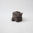 寝そべる黒猫木彫り猫