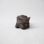 ペタッと寝そべる黒猫を木彫りで作りました