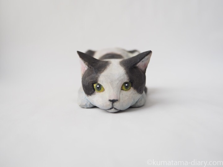 白黒猫さん木彫り猫